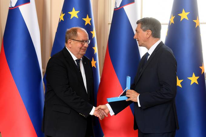 Predsednik Republike Slovenije Borut Pahor je danes na posebni slovesnosti v Predsedniki palai vroil dravni odlikovanji red za zasluge